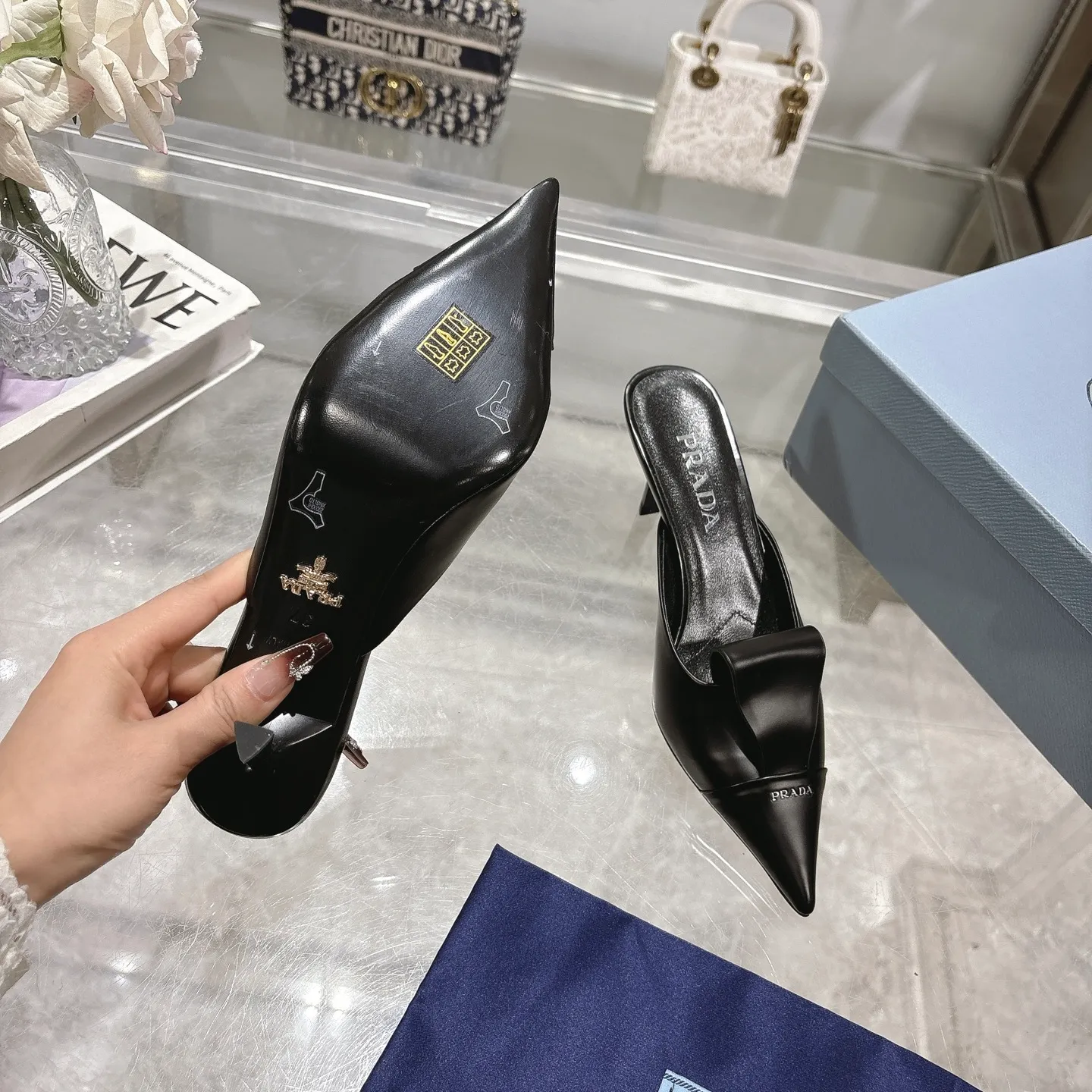 👟👟Ex-factory price 540👟👟 High version ex-factory PRADA* Prada 25ss spring and summer new Mary Jane pointed-toe high-heeled shoes fashion shoes. Purchased from the original version and developed 1:1, perfect details, comfortable on the feet, can be matched with beautiful spring and summer clothes, exquisite and durable 🤩 ✔Upper: original open-edge beaded cowhide ✔Inner: sheepskin ✔Outsole: Italian genuine leather outsole ✔Heel height: 5.5cm, 7.5cm ✔Number of yards: 35-40 (41 customized, non-refundable) ✔Packaging: Original full set of packaging